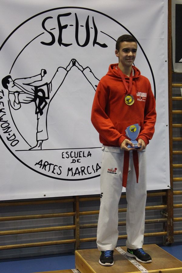 22-11-14 Entrega Medallas May (30).jpg